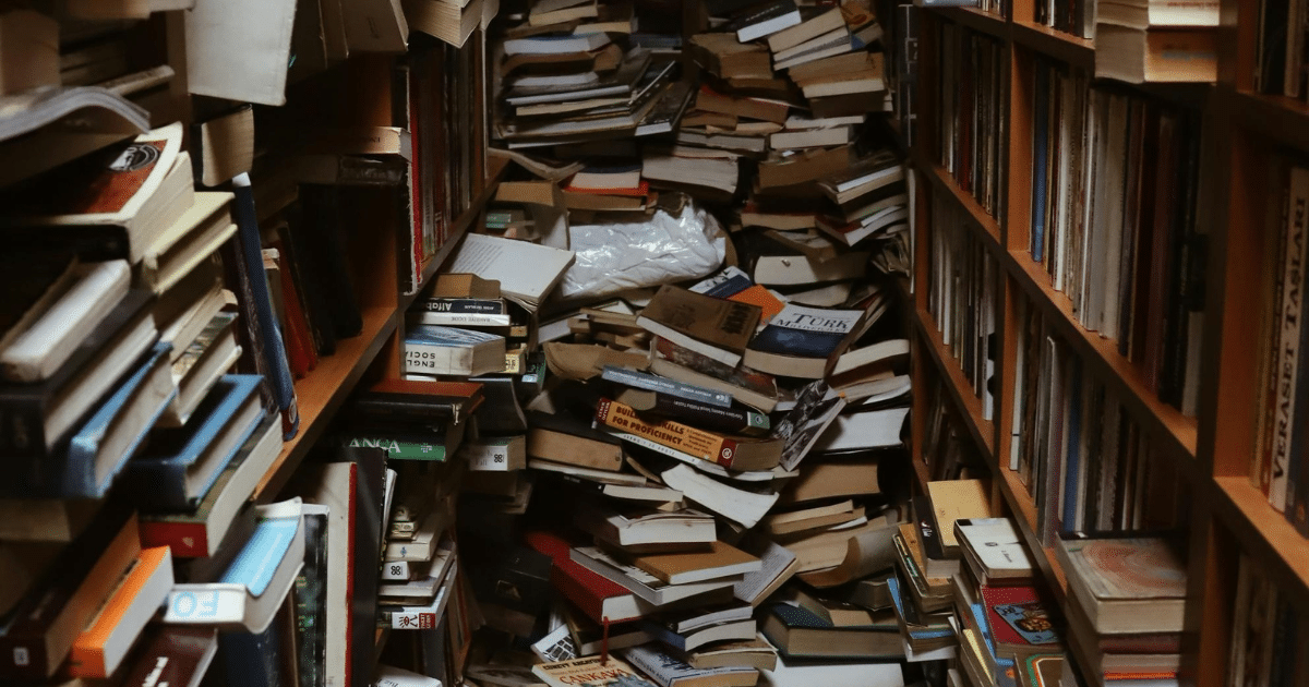 AD_4nXeCNOIAl6FcHq_PZDerV0Ej7hVz684ooU-WolJpJ1H_riZGamtxQ_vRxnBNK88XI6efcreLRwE_spDu6S-vpQlCnU2FQNqYQz4w-4vzTJMMBTu5msFardYGr9xGki6c8A566PQuwA | Clear Mind Treatment | Comprehensive Mental Healthcare Disorganized bookshelf, metaphor for disorganized attachment style, highlighting the need for strategies for healing and order.