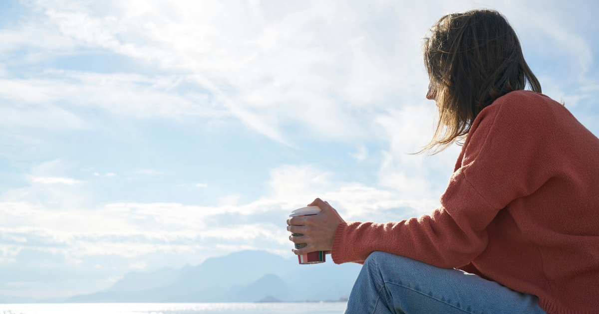 AD_4nXca2Llk94LxRJmAB3z3f6RgEDFnTKHi-wzwFSaAQiCNeoHLEwqA3V3OVGIraxej7rj_Jkon73OibAdWA5afm9Z8q49kYaasksTXoaY_sKmxqN38LXW-1pEaPEeGca9PNhhJS4tV6yGBmHqQ2rMIHA | Clear Mind Treatment | Comprehensive Mental Healthcare Latent Learning: Woman with coffee cup gazes at horizon, discovering hidden behavior patterns by the sea.