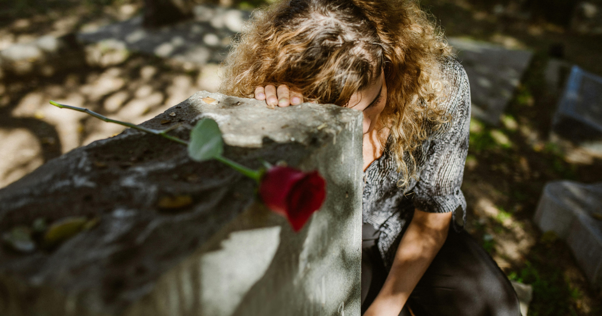 AD_4nXcsur0s7HzG3qvP3pbdmtD8Q5wpOPBz6l73bVI-b2vULCYmrm60DFJtR1S4MHBrM43WAeBojYU4P2RRDFk5apQ-BKqWoK0dDh0h-JtGiRlUWK_L-J5Oi5YrO0BP3ZIvWlG0lBYi | Clear Mind Treatment | Comprehensive Mental Healthcare Woman grieving at grave with red rose, symbolizing loss and emotional unavailability, genuine connection needed.