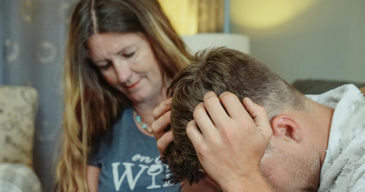 AD_4nXeG-3gnq7zOZvsJI4pIgjh03EVSZe4wBKCsJy0Wx55c-ELwJvqIvAbIm4TzJLubebUqJ1GSeY5w7UsLpkBVHPuWFcG55RPny9_cnt_gRWT40qT9Kl8FvYu52dOz4HGnzing37TvFCp3eTM | Clear Mind Treatment | Comprehensive Mental Healthcare Woman comforting a stressed man. Mental health support for breaking the cycle of repetition and defining insanity.