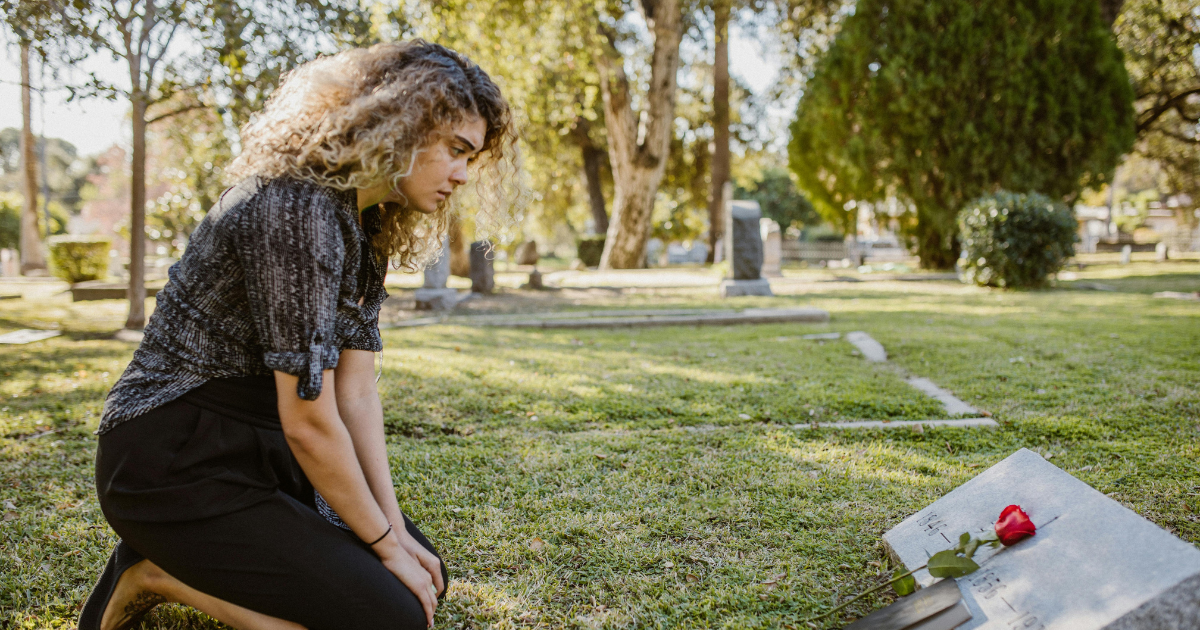 AD_4nXf7YmNOFDcBwhIK9HMs_5YOl_7kQ4r88_7lQa6aT6F-5atDDJF7hXnf9cF74e_AQcKjCY-BwPOkQcPh1R04mGqSxjevM5dGuvqxG-ZLLP_CjQVqGuMT2swvZrJpEGwW9RICnoUC | Clear Mind Treatment | Comprehensive Mental Healthcare Woman grieving at a cemetery, symbolizing emotional unavailability and the need for genuine connection and healing.