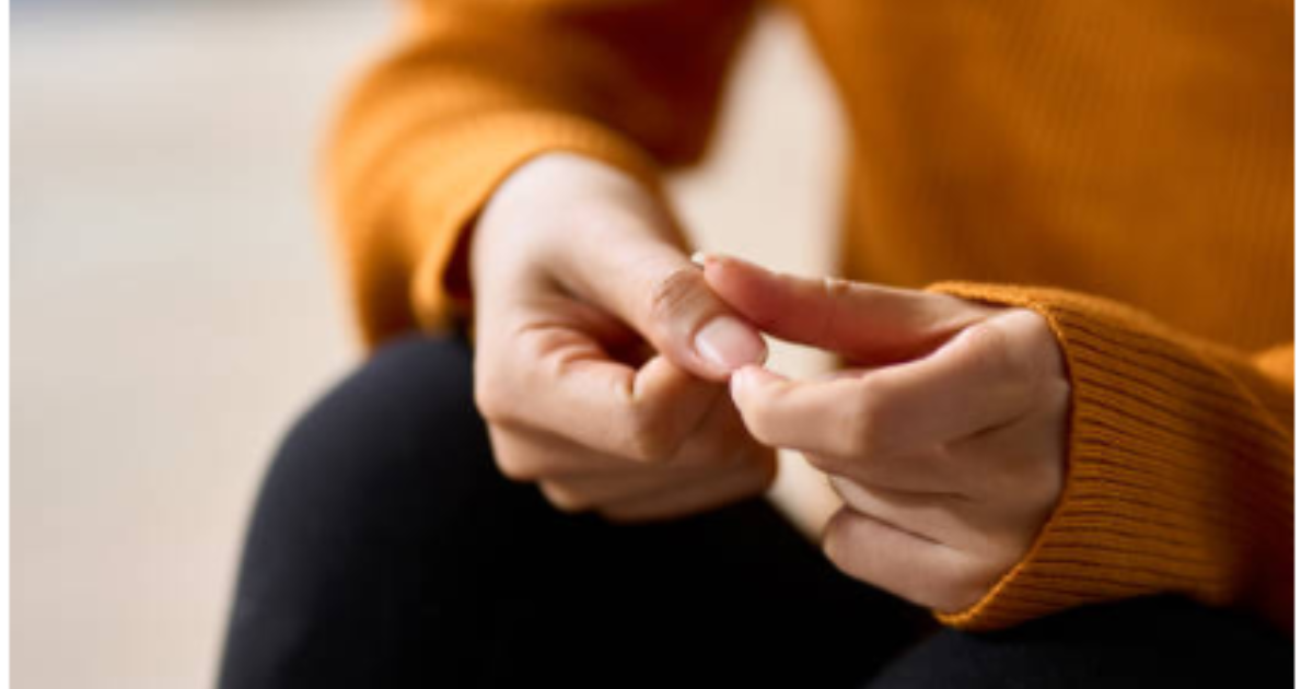 AD_4nXcomdMYRiwSW0xw47DfZBe3PP8XjX1WArzbrVUPwRvfbzso43K5g1R3FCbp79YVd92dF770kegwFSFhYPTTxGXFHr-bi5NeqaiUijn44U0PT021Yo-doQgWTKXsP0btYD94E3eDZQ | Clear Mind Treatment | Comprehensive Mental Healthcare Woman holding a ketamine tablet. Ketamine therapy for mental health treatment and coverage insights.