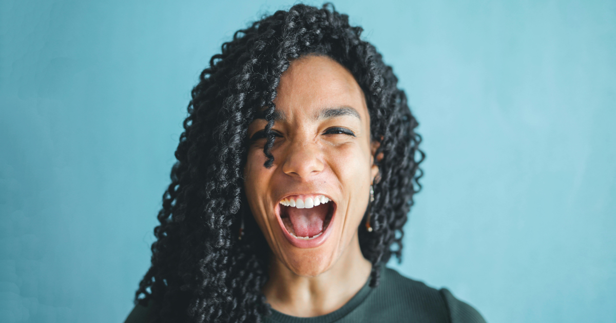 AD_4nXeqG4e8eKT00FZEV3JD4G2TyNJcwwEXvqm1Exs37_IgTCPRxWL-uNzCsFHZvNhDII11MWwxwBtsZCTmzji1VJZ-KJigMCB2qz-hEbTT6gXBBZYoprnEyjFVemqPUntnEntnJxnurw | Clear Mind Treatment | Comprehensive Mental Healthcare Woman expressing emotion, embodying the Cannon-Bard Theory linking emotion and physiology, showing physiological response.